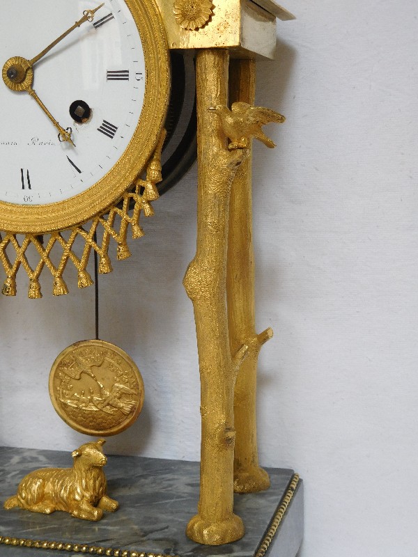 Insolite pendule à la Chaumière en bronze doré, époque Empire