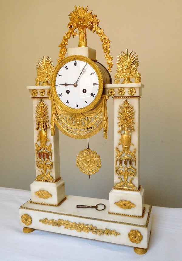 Grande pendule en marbre et bronze doré époque Directoire Consulat fin XVIIIe