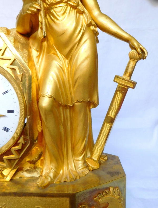 Pendule Empire en bronze doré au mercure - Athéna, allégorie de la guerre - vers 1805