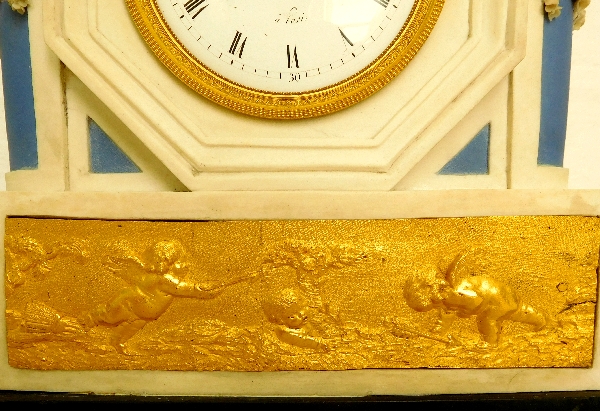 Pendule en biscuit et bronze doré d'époque Directoire : La Fileuse - allégorie du destin