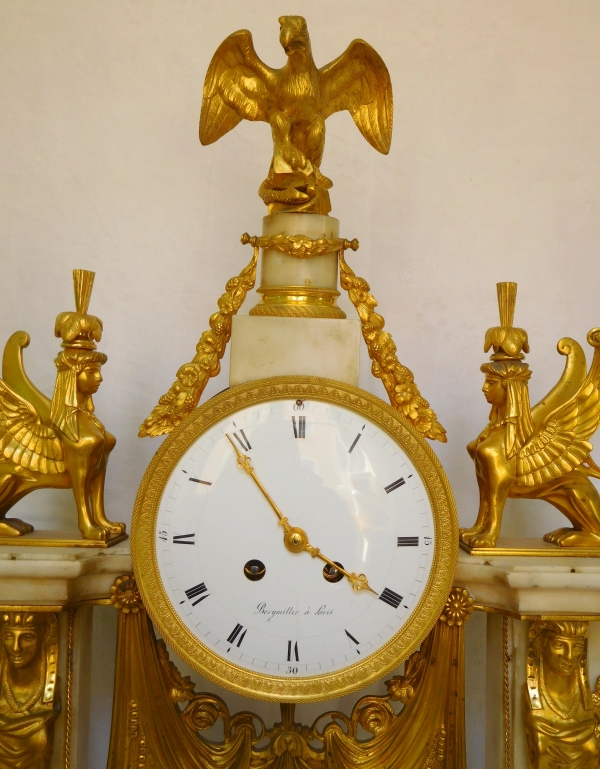 Pendule portique Empire Consulat en bronze doré et marbre - 63cm
