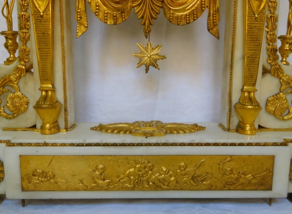 Pendule portique Empire Consulat en bronze doré et marbre - 63cm