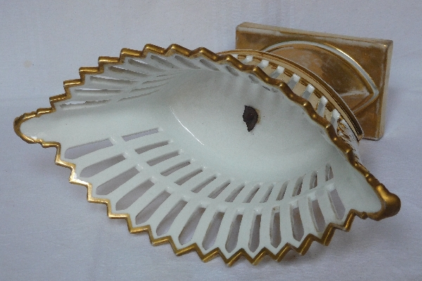 Coupe ajourée en porcelaine de Paris dorée à l'or d'époque Empire / Restauration