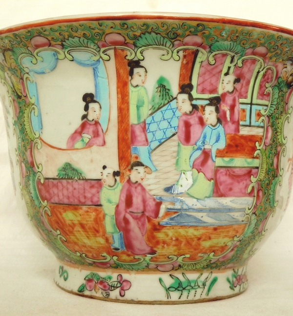 Grand cache-pot en porcelaine de Canton, époque XIXe - 25cm x 13,5cm