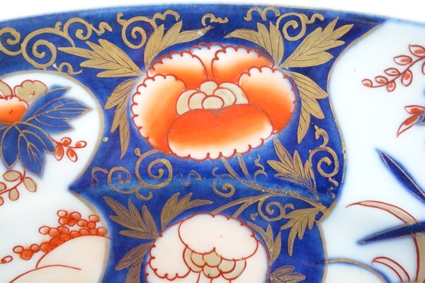 Grand plat en porcelaine à décor Imari d'époque fin XVIIIe - Chine ou Japon