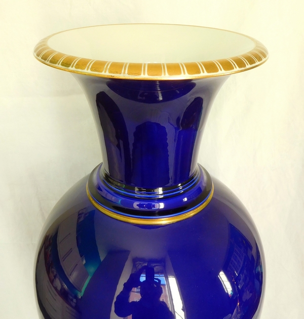 Sèvres (Manufacture Nationale) 1888 : monumental vase en porcelaine bleu de four et doré - 75cm