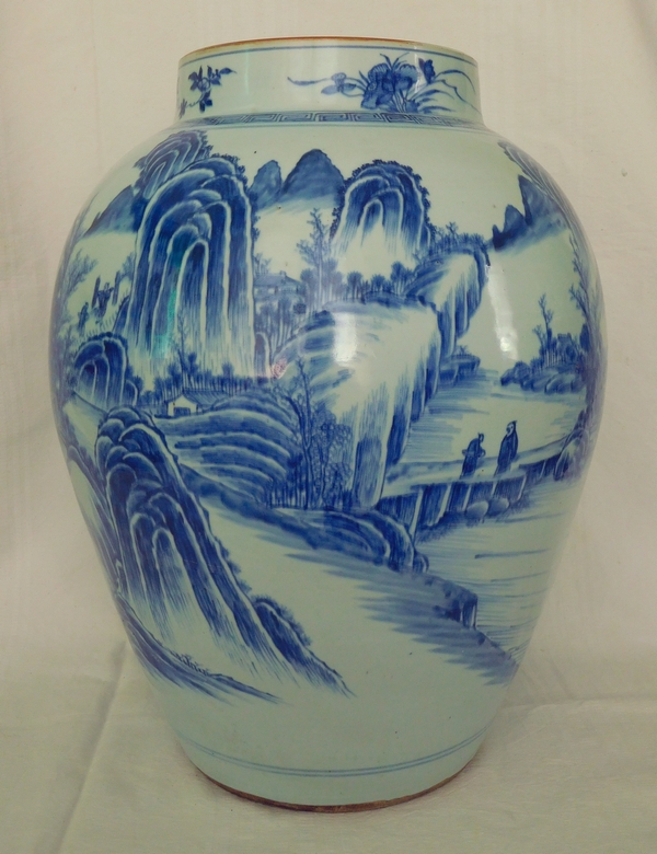 Grande potiche en porcelaine bleu de Chine à paysage tournant - 46cm