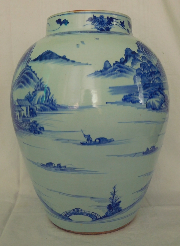 Grande potiche en porcelaine bleu de Chine à paysage tournant - 46cm