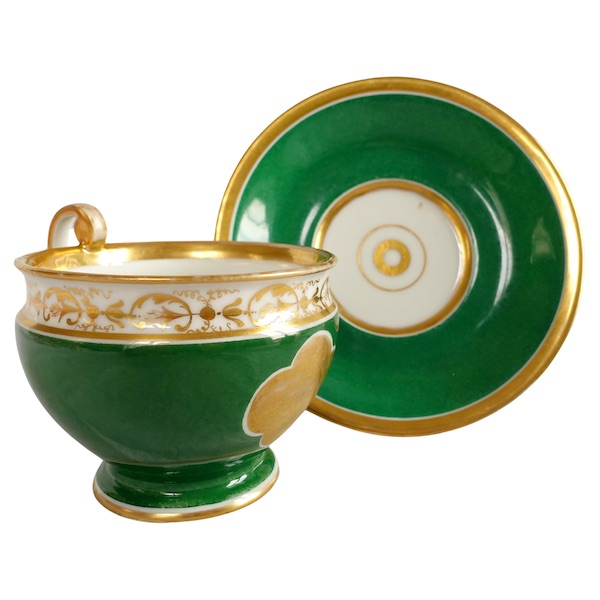 Grande tasse à chocolat en porcelaine de Paris vert et or, époque Empire, attribuée à Nast