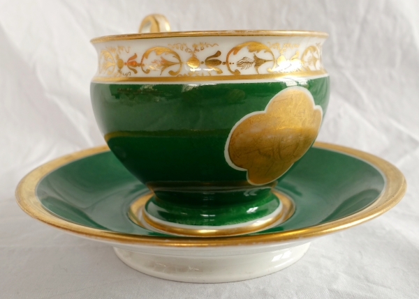 Grande tasse à chocolat en porcelaine de Paris vert et or, époque Empire, attribuée à Nast