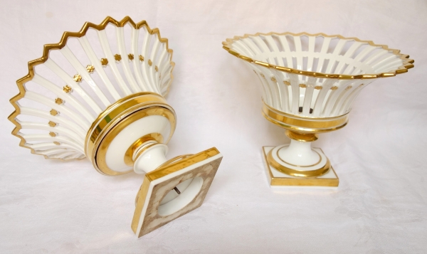 Paire de coupes ajourées en porcelaine de Paris dorée à l'or d'époque Empire / Restauration