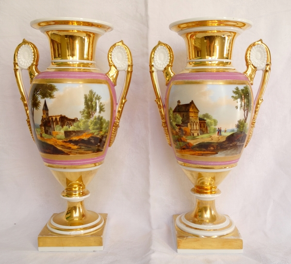 Paire de vases Medicis en porcelaine de Paris, époque Empire Restauration 30,5cm Paire de vases Medicis en porcelaine de Paris, époque Empire Restauration 30,5cm