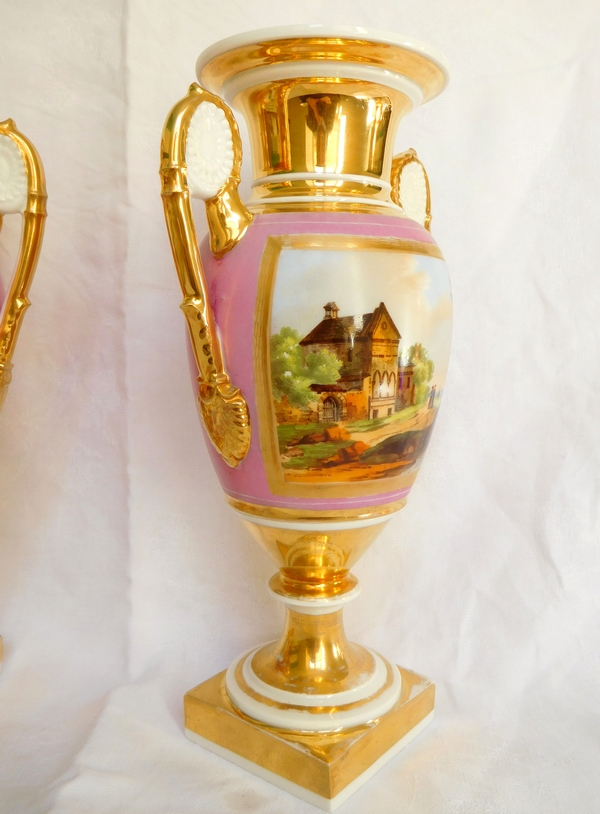 Paire de vases Medicis en porcelaine de Paris, époque Empire Restauration - 30,5cm
