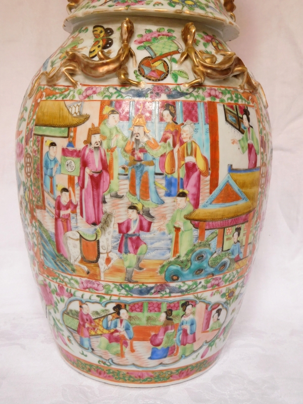 Paire de vases / potiches en porcelaine de Canton, Chine vers 1880 - 42cm