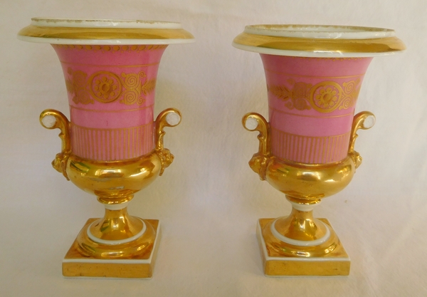Paire de vases Médicis en porcelaine de Paris, époque Empire Restauration - 16,5cm