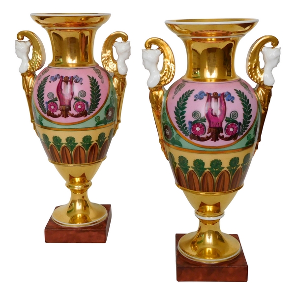 Paire de vases en porcelaine de Paris d'époque Empire, décor à l'Antique - 27cm