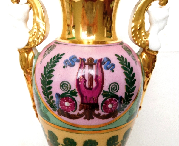 Paire de vases en porcelaine de Paris d'époque Empire, décor à l'Antique - 27cm