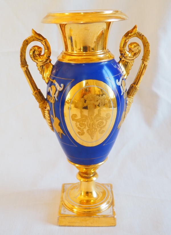 Paire de vases royalistes de la Comtesse de Paris, porcelaine dorée et bleue, époque Restauration début XIXe siècle