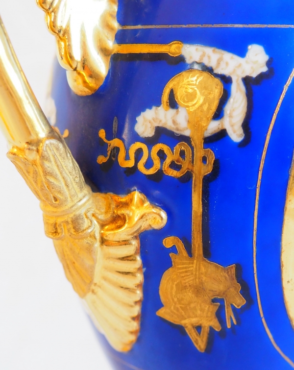 Paire de vases royalistes de la Comtesse de Paris, porcelaine dorée et bleue, époque Restauration début XIXe siècle