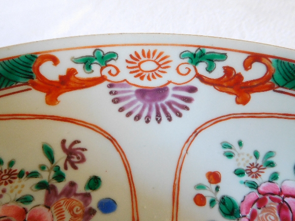 Compagnie des Indes - grand plat creux circulaire en porcelaine de Chine, époque XVIIIe siècle