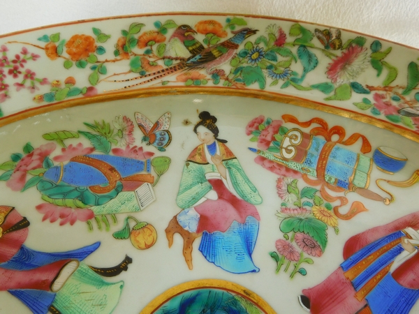 Grand plat ovale en porcelaine de Canton, époque XIXe - 40cm x 33cm