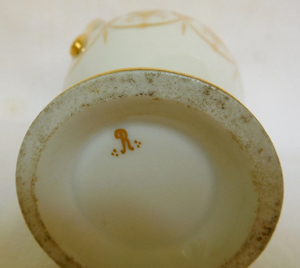 Pot à lait en porcelaine de Paris d'époque Empire décor de palmettes à l'or