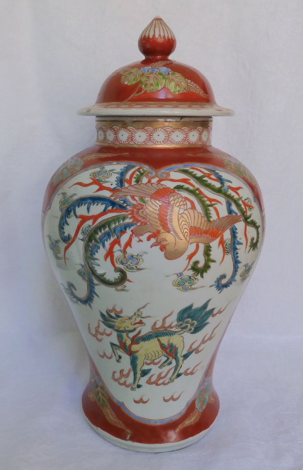 Grande potiche en porcelaine de Chine d'époque XIXe, décor au phoenix rouge et or