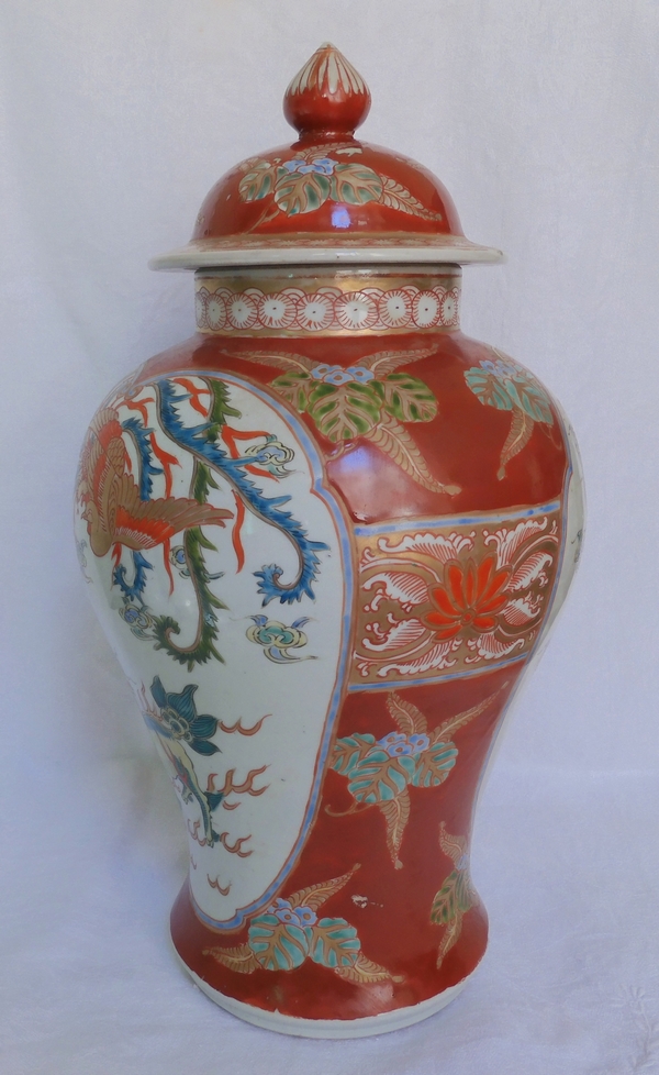 Grande potiche en porcelaine de Chine d'époque XIXe, décor au phoenix rouge et or