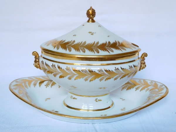 Locré : saucière en porcelaine d'époque Empire rehaussée à l'or fin