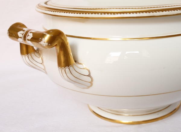 Porcelaine de Sèvres S58 (année 1858) : grande soupière rehaussée à l'or fin, signée, époque XIXe
