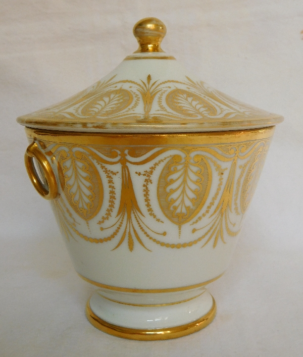 Sucrier en porcelaine de Paris d'époque Empire décor de palmettes à l'or