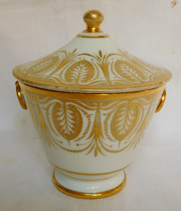Sucrier en porcelaine de Paris d'époque Empire décor de palmettes à l'or