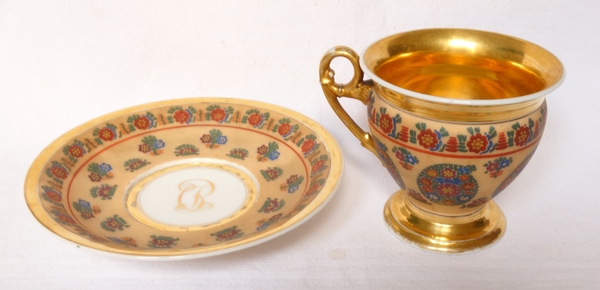 Tasse à chocolat en porcelaine de Paris peinte rehaussée à l'or fin, époque XIXe Restauration 