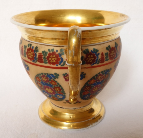 Tasse à chocolat en porcelaine de Paris peinte rehaussée à l'or fin, époque XIXe Restauration 