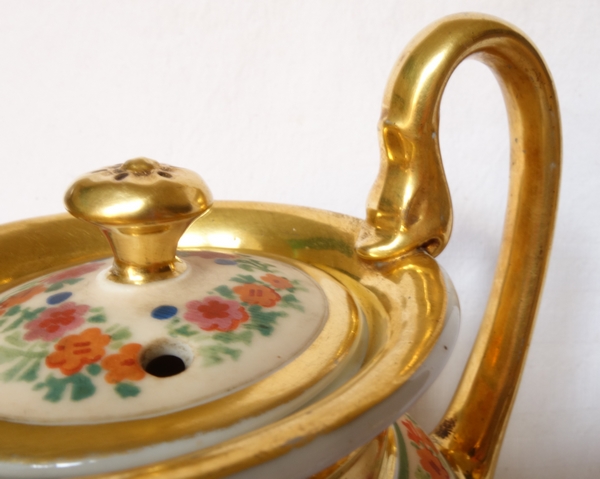 Verseuse / cafetière en porcelaine de Paris peinte rehaussée à l'or fin, époque XIXe Restauration 