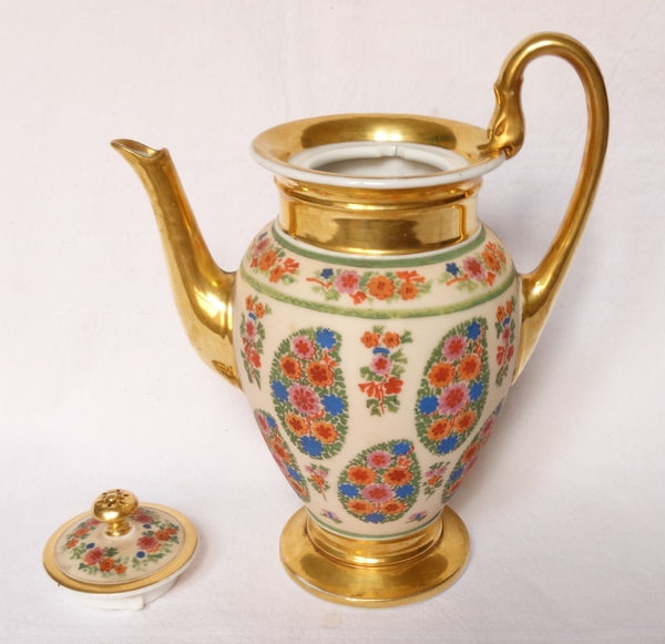 Verseuse / cafetière en porcelaine de Paris peinte rehaussée à l'or fin, époque XIXe Restauration 