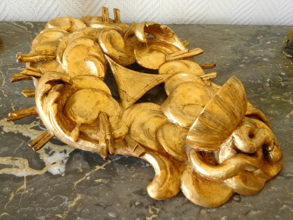 Bénitier baroque d'époque XVIIIe siècle en bois doré - Dieu le Père écrasant le Mal