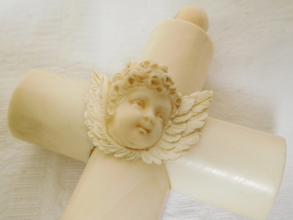 Croix de berceau en ivoire, décor tête d'angelot, cadeau de baptême - 14,5cm