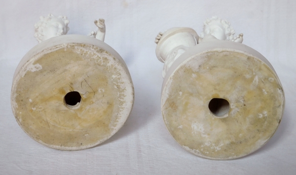 Nast : paire de biscuits de porcelaine montés sur socle en bois doré