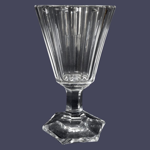 Verre à vin blanc ou porto en cristal de Baccarat taillé à pans coupés, époque Restauration vers 1840 - 10,5cm