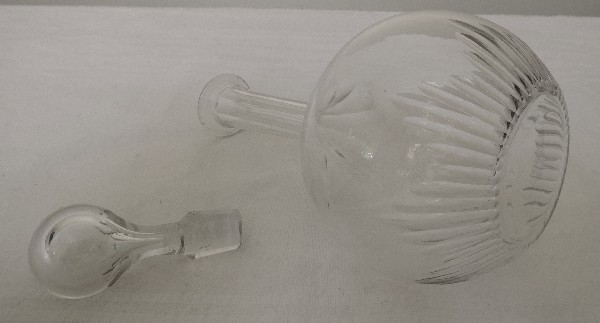 Carafe à liqueur en cristal de Baccarat, modèle Jeux d'Orgues, signée