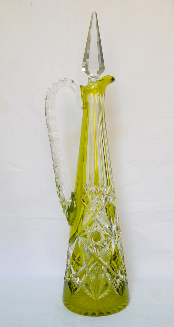 Carafe à vin du Rhin aiguière en cristal de Baccarat overlay vert chartreuse, modèle Lagny