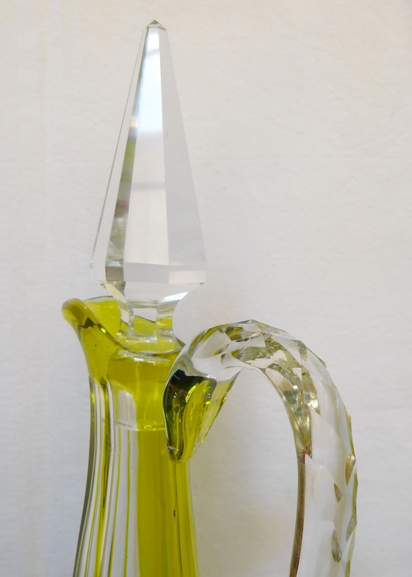 Carafe à vin du Rhin aiguière en cristal de Baccarat overlay vert chartreuse, modèle Lagny