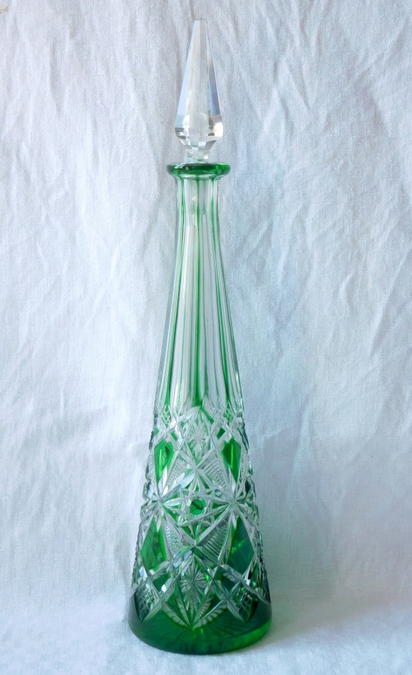 Carafe à liqueur en cristal de Baccarat overlay vert, modèle Lagny - signature gravée