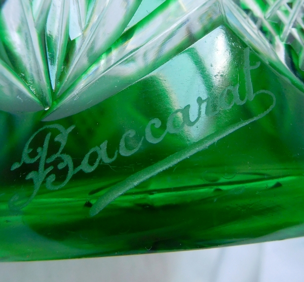 Carafe à liqueur en cristal de Baccarat overlay vert, modèle Lagny - signature gravée