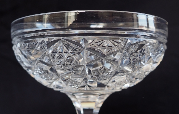 Coupe à champagne en cristal de Baccarat, modèle Lorient pied étoile