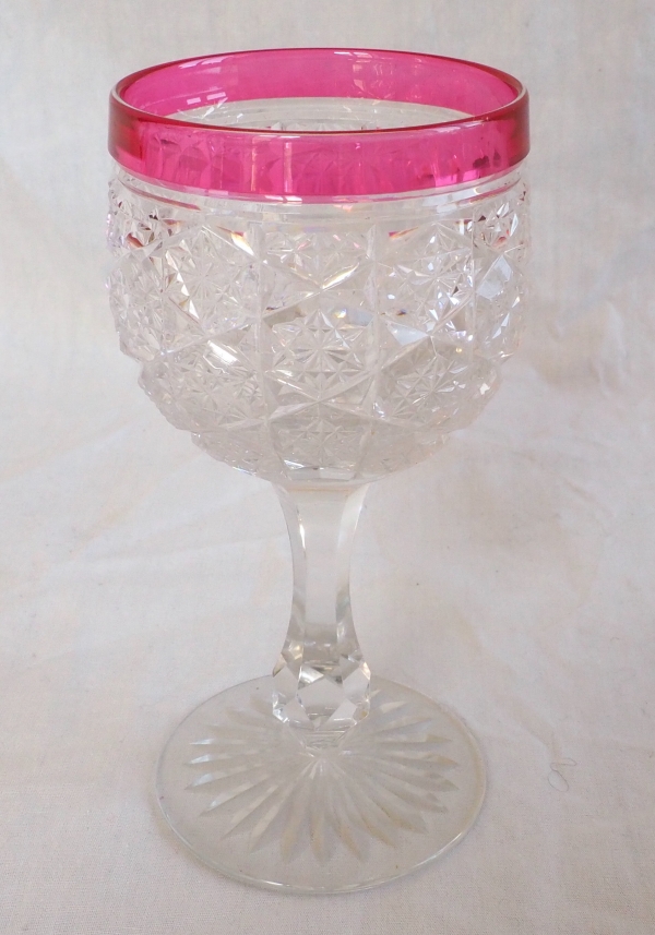 Verre à vin du Rhin en cristal de Baccarat, modèle Lorient pied étoile cristal rose