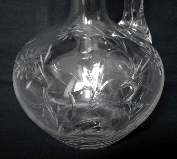 Carafe aiguière en cristal de Baccarat, modèle aux Marguerites en cristal taillé