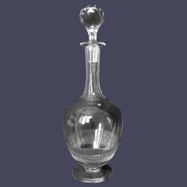 Carafe en cristal de Baccarat, modèle à pointes de diamant - 31,5cm