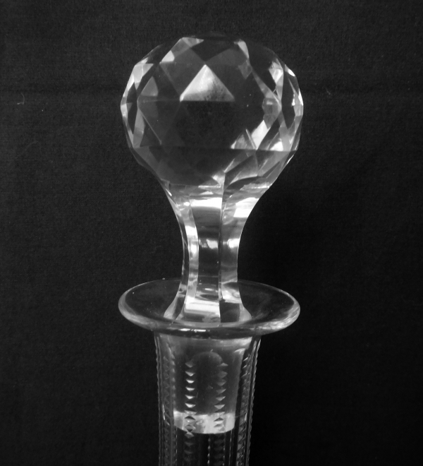 Carafe en cristal de Baccarat, modèle à pointes de diamant - 33cm